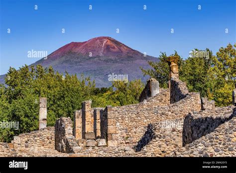 which volcano destroyed the ancient roman town